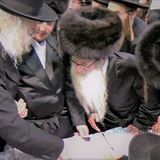 האדמו"ר מאמשינוב שליט"א בהודעה חשובה - צריך לעסוק בתורתו של הרב ברלנד שליט"א: גלריית תמונות