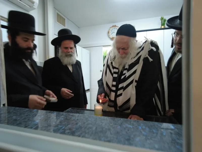 ל"ו שנים לפטירתו של מנהיג עדתנו • הגה"צ רבי אליעזר ברלנד שליט"א מדליק נר לרב