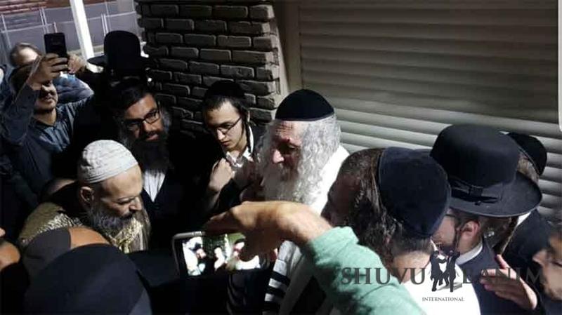 הקליפ מתוך המפגש המרגש של הרב ברלנד והרב דב קוק בחולון