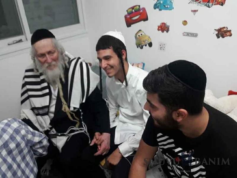 גלריית תמונות של הגה"צ הרב אליעזר ברלנד שליט"א - קבלת קהל בחולון