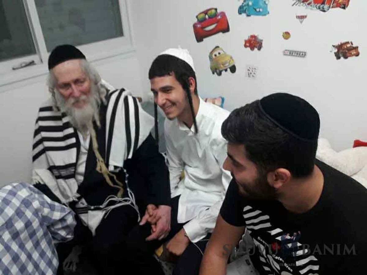 גלריית תמונות של הגה"צ הרב אליעזר ברלנד שליט"א - קבלת קהל בחולון