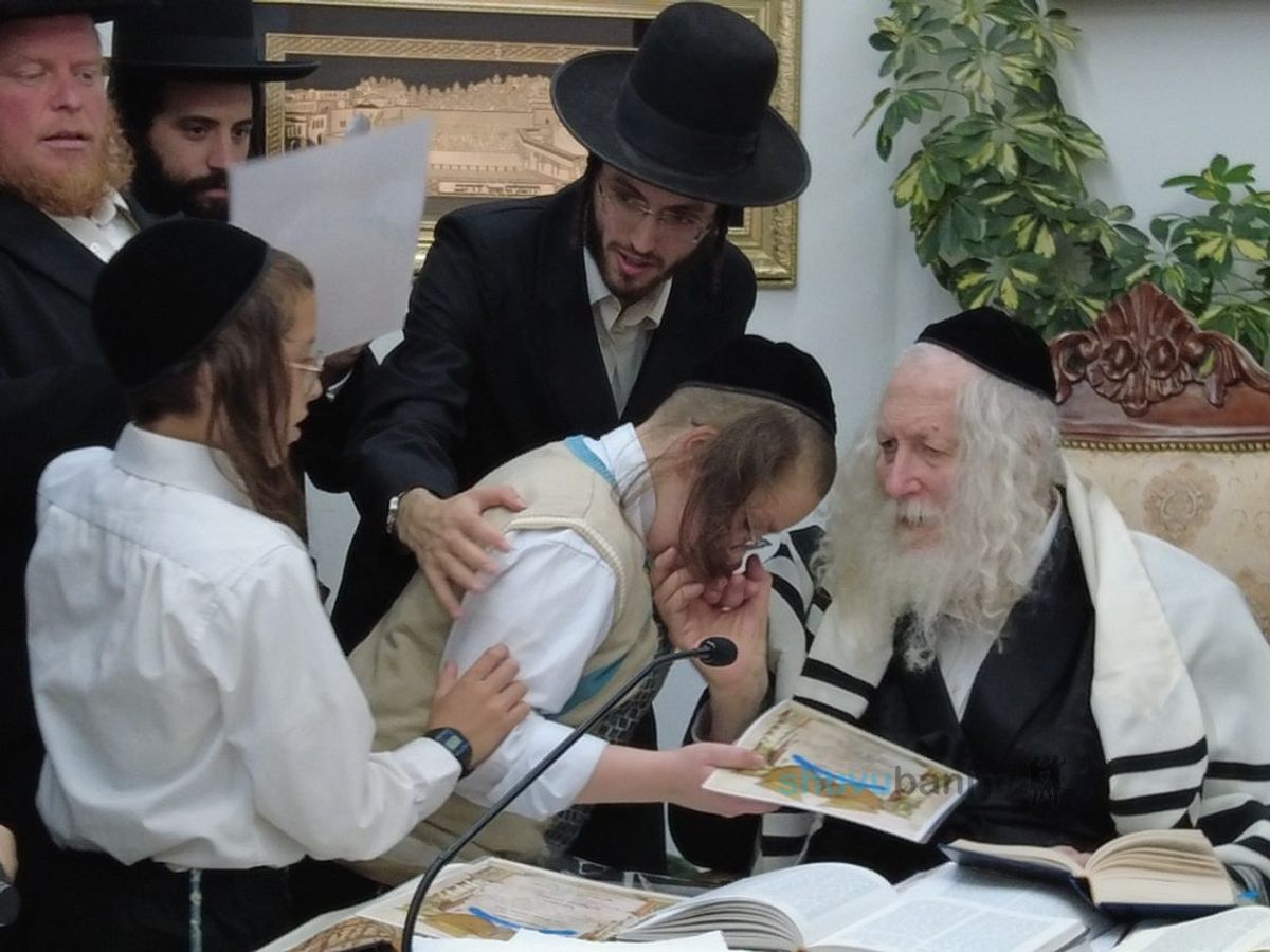 ילדי כיתה ז' בת"ת 'נחמת ציון' בקבלת תעודות מהגה"צ רבי אליעזר ברלנד שליט"א