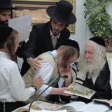 ילדי כיתה ז' בת"ת 'נחמת ציון' בקבלת תעודות מהגה"צ רבי אליעזר ברלנד שליט"א