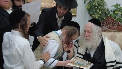 ילדי כיתה ז' בת"ת 'נחמת ציון' בקבלת תעודות מהגה"צ רבי אליעזר ברלנד שליט"א