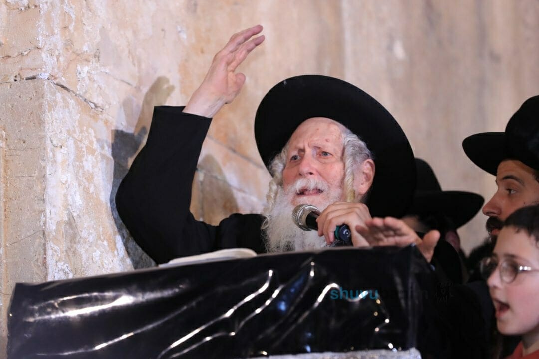 צפו במשא המרכזי מאת הגה"צ רבי אליעזר ברלנד שליט"א בעצרת בחברון - בָּרֶגַע שֶׁהוֹלְכִים עִם הַתִּקּוּן הַכְּלָלִי, אָז כּוֹבְשִׁים אֶת כָּל הָעוֹלָם!