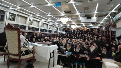 מאות אברכי כולל העיר העתיקה בשיעור אצל הגה"צ רבי אליעזר ברלנד שליט"א