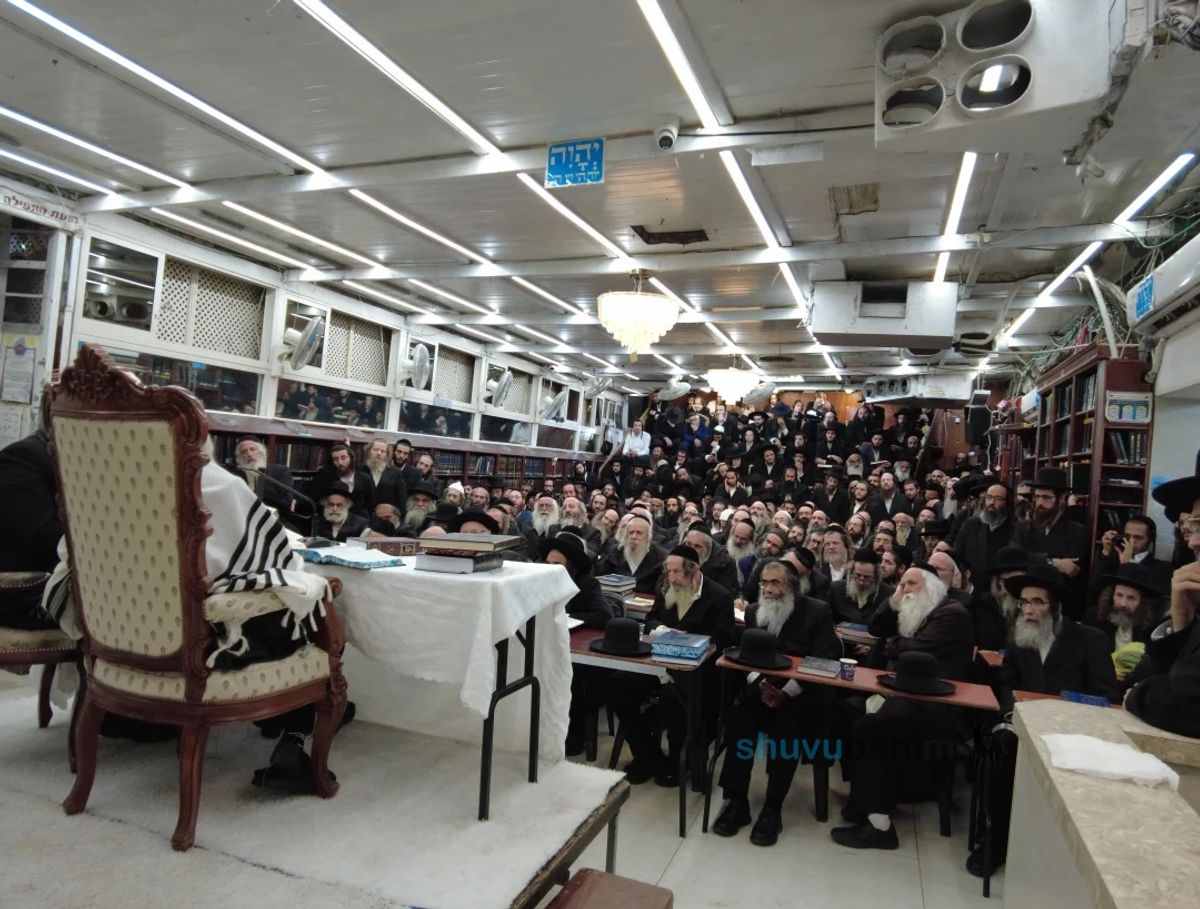 מאות אברכי כולל העיר העתיקה בשיעור אצל הגה"צ רבי אליעזר ברלנד שליט"א