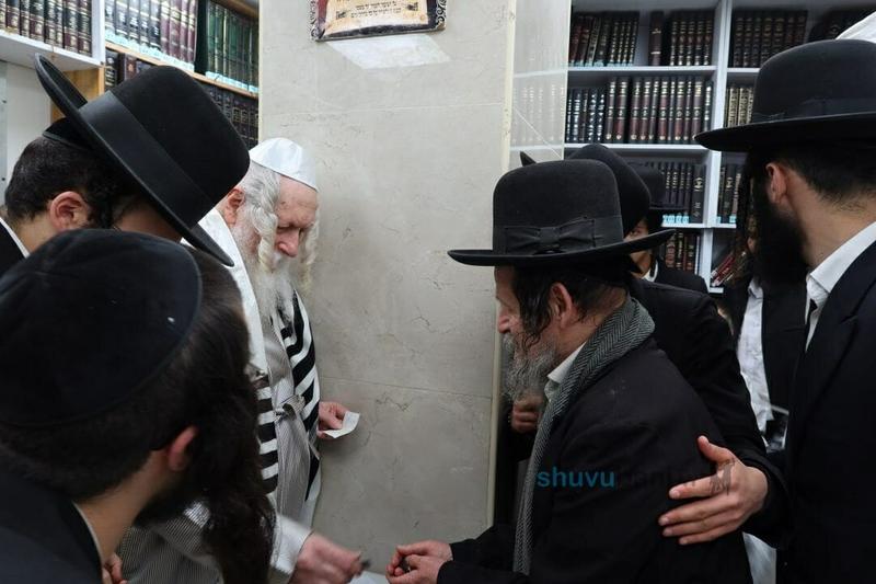 הגה"צ רבי אליעזר ברלנד שליט"א בחלוקת מעות חנוכה לתומכי בית המדרש