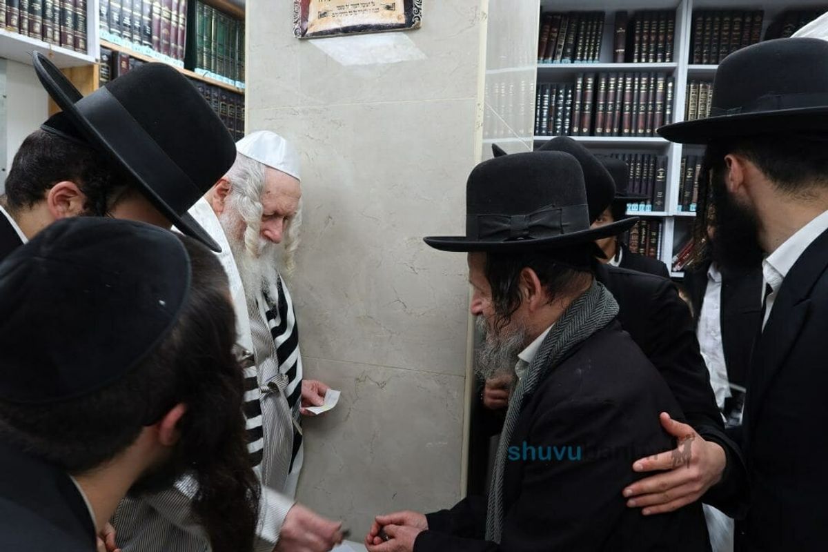 הגה"צ רבי אליעזר ברלנד שליט"א בחלוקת מעות חנוכה לתומכי בית המדרש