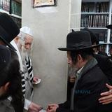 הגה"צ רבי אליעזר ברלנד שליט"א בחלוקת מעות חנוכה לתומכי בית המדרש