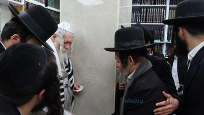 הגה"צ רבי אליעזר ברלנד שליט"א בחלוקת מעות חנוכה לתומכי בית המדרש