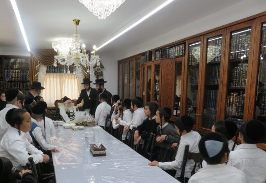 ילדי כיתות ד' בתלמוד תורה נחמת ציון בסיום מסכת סוכה בקודש פנימה