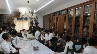 ילדי כיתות ד' בתלמוד תורה נחמת ציון בסיום מסכת סוכה בקודש פנימה