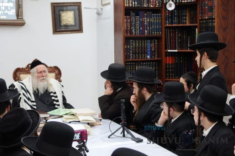 Mechina from Yeshiva Talmud Torah “Nechamat Tzion” in Shiur at Rav Berland’s Home