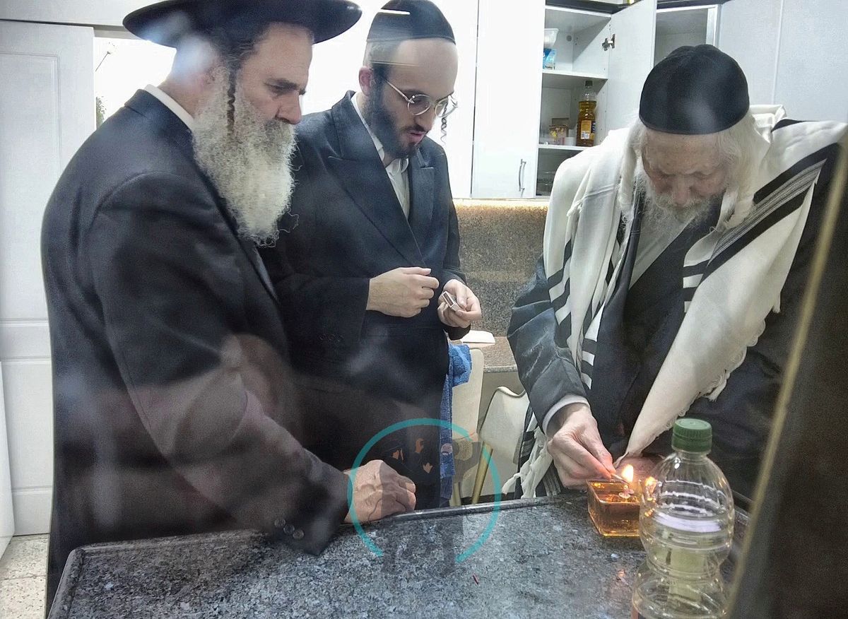 הרב ברלנד שליט"א מדליק את הנרות לעילוי נשמת רבי ישראל דב אודסר זצ"ל והחזון איש זצ"ל