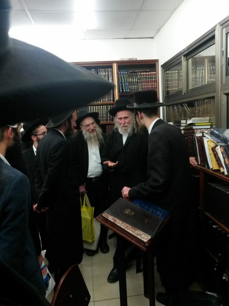 הרב אליהו סוכות עם קהל הלומדים