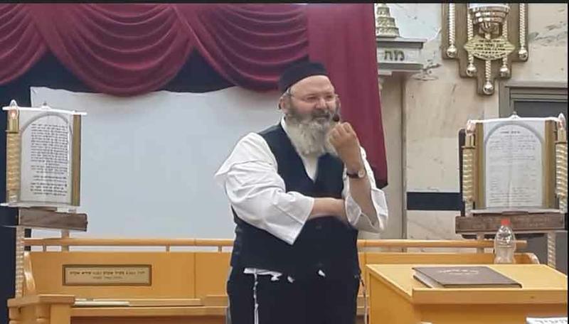 האזינו למזכה הרבים הרב שמעון פרץ שליט"א בשדה התעופה