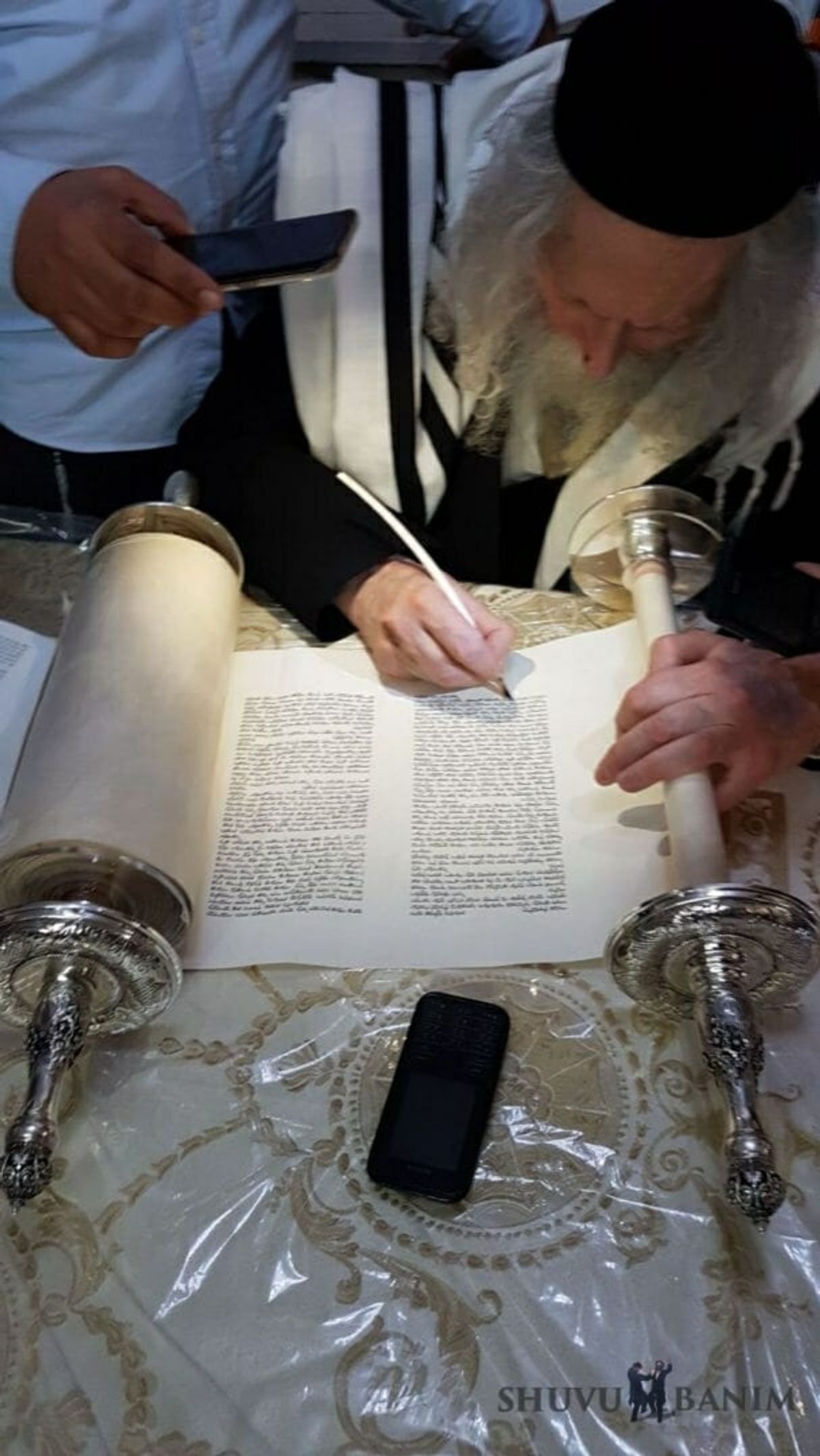 צפו הרב ברלנד בכתיבת ספר תורה היום בלילה