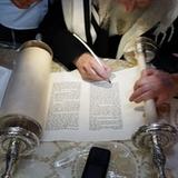 צפו הרב ברלנד בכתיבת ספר תורה היום בלילה