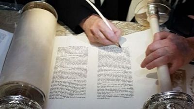 צפו הרב ברלנד בכתיבת ספר תורה היום בלילה