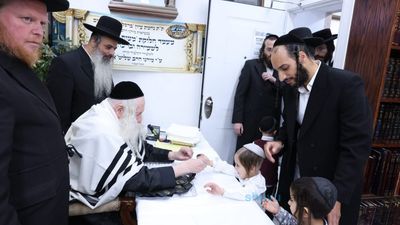 צוּר יְשׁוּעָתִי ◇ חלוקת מעות חנוכה לתלמידי ת"ת נחמת ציון