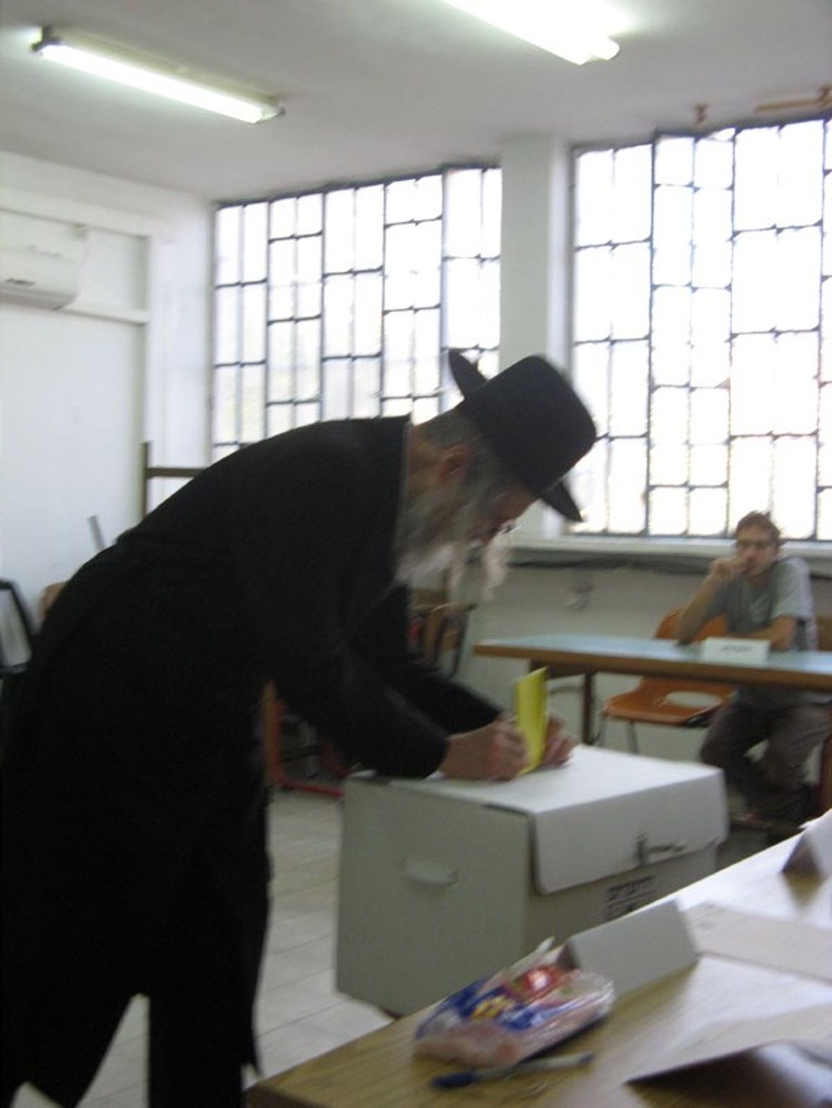 הרב ברלנד שליט"א מצביע בקלפי בבחירות
