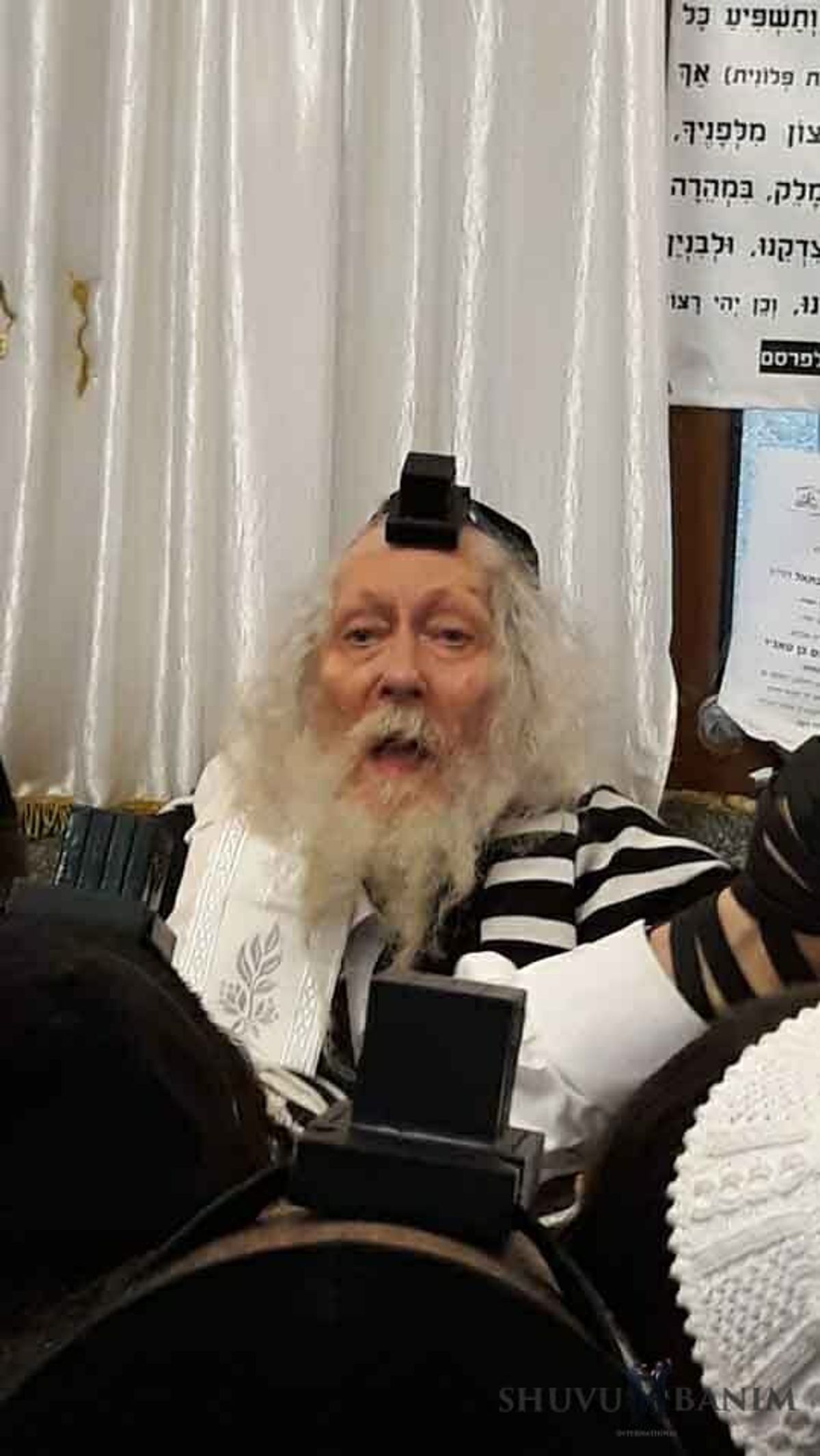 עוד ממראות הקודש מיום הפרידה של הגה"צ הרב אליעזר ברלנד שליט"א מציון רבי נחמן