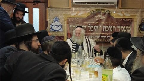 קביעת מזוזה וחנוכת הבית ל'היכל התורה - שובו בנים' בהשתתפות הגה"צ רבי אליעזר ברלנד שליט"א