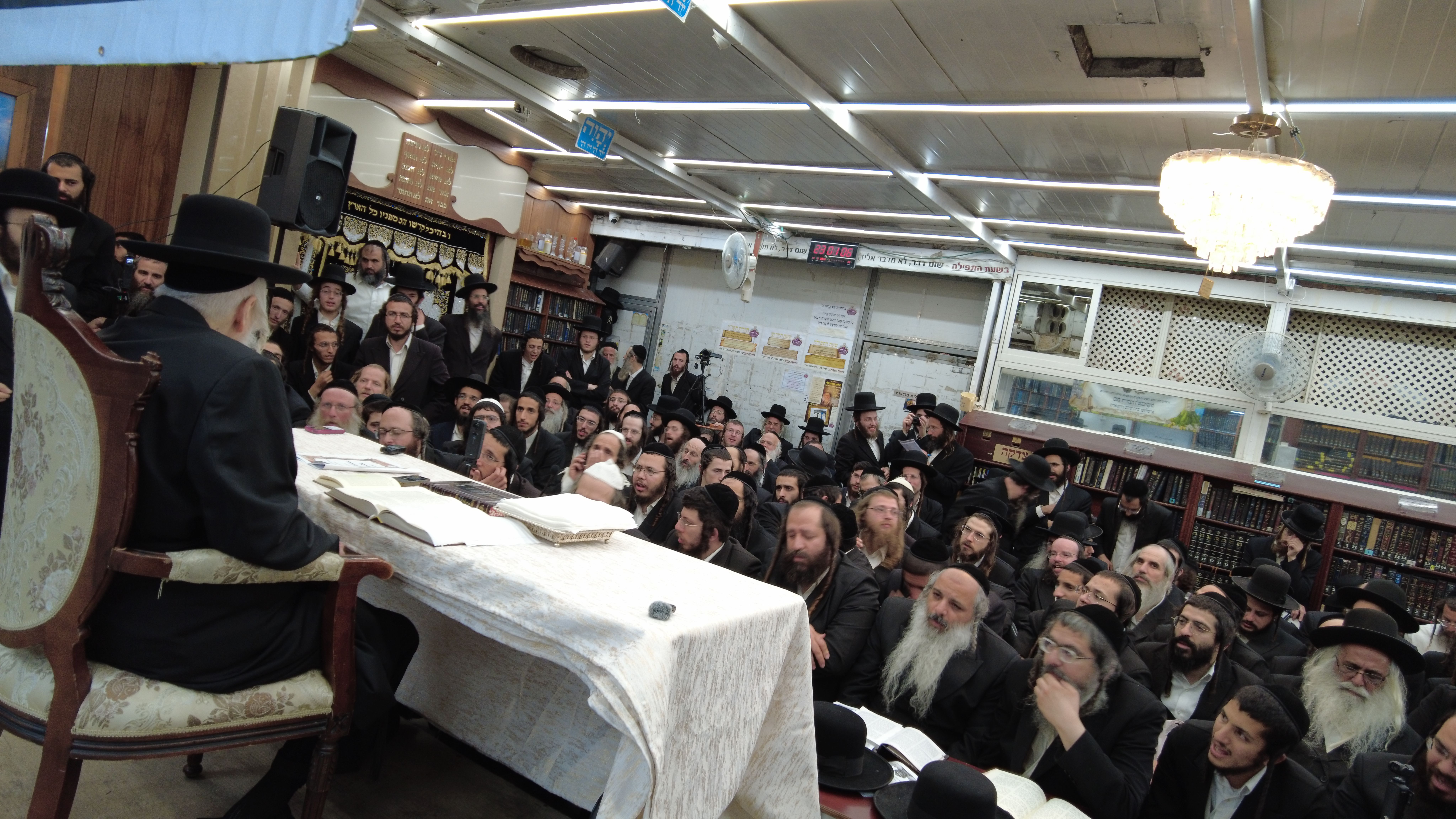 כנס מתן תורה ערב שבועות תשפ"ו: כ"ק מורנו הגה"צ הרב ברלנד שליט"א בשיעור לוהט לאחר חמישים דקות של ניגוני דבקות