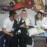 גלריית התמונות והסרטון מתוך ביקור הבית של הגה"צ הרב אליעזר ברלנד שליט"א אצל משפחת אלמקייס