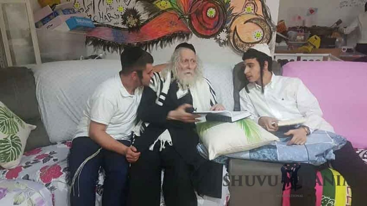 גלריית התמונות והסרטון מתוך ביקור הבית של הגה"צ הרב אליעזר ברלנד שליט"א אצל משפחת אלמקייס