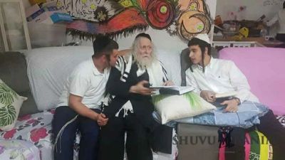 גלריית התמונות והסרטון מתוך ביקור הבית של הגה"צ הרב אליעזר ברלנד שליט"א אצל משפחת אלמקייס