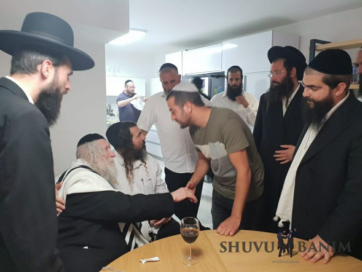 הצדיק מגיע לביקור בית בעיר הרצליה [גלריית תמונות]