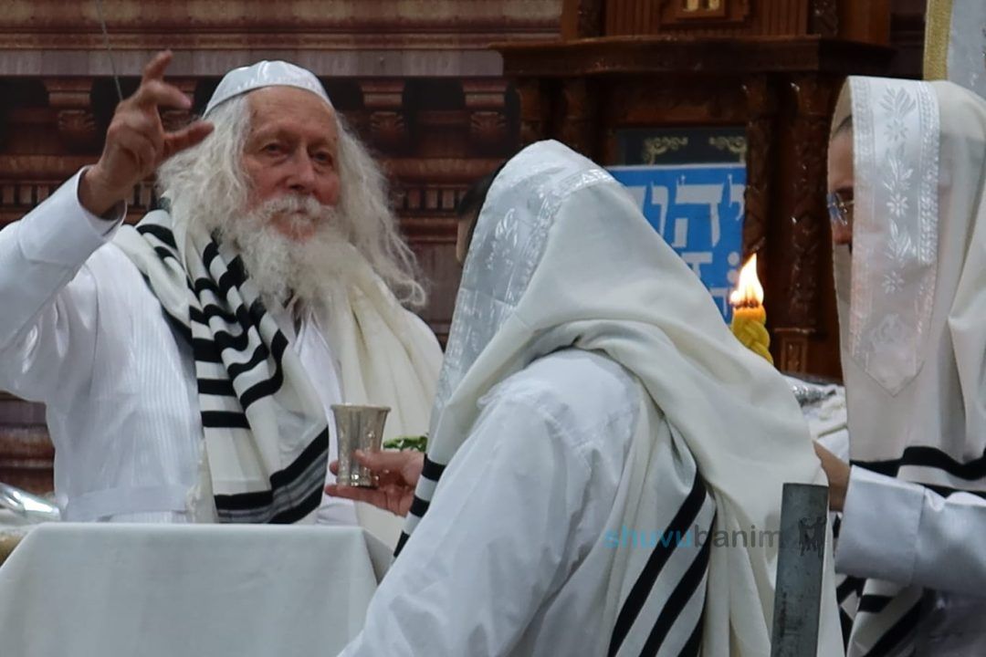 כְּיוֹשֵׁב בְּסֵתֶר לְחַלּוֹת פְּנֵי מֶלֶךְ • סיקור נרחב מקיבוץ יום הכיפורים בצילו של הגה"צ רבי אליעזר ברלנד שליט"א