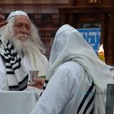 כְּיוֹשֵׁב בְּסֵתֶר לְחַלּוֹת פְּנֵי מֶלֶךְ • סיקור נרחב מקיבוץ יום הכיפורים בצילו של הגה"צ רבי אליעזר ברלנד שליט"א