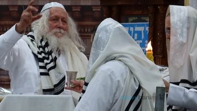 כְּיוֹשֵׁב בְּסֵתֶר לְחַלּוֹת פְּנֵי מֶלֶךְ • סיקור נרחב מקיבוץ יום הכיפורים בצילו של הגה"צ רבי אליעזר ברלנד שליט"א