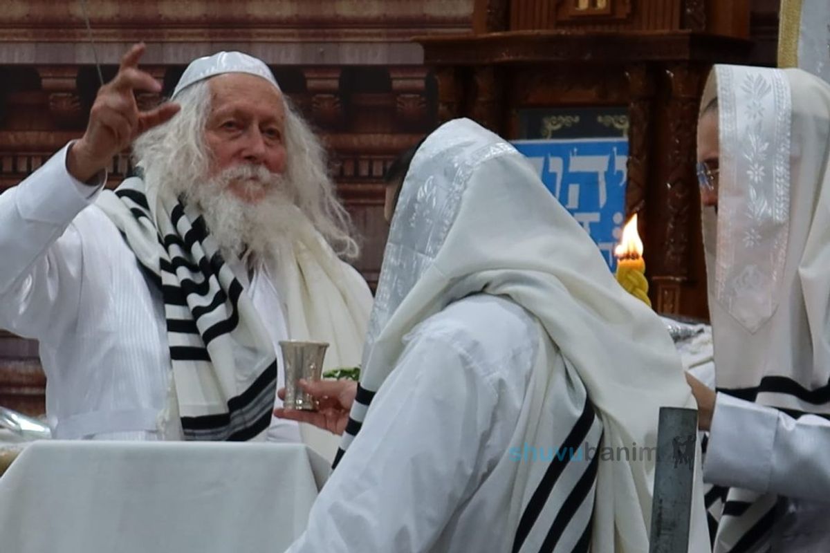 כְּיוֹשֵׁב בְּסֵתֶר לְחַלּוֹת פְּנֵי מֶלֶךְ • סיקור נרחב מקיבוץ יום הכיפורים בצילו של הגה"צ רבי אליעזר ברלנד שליט"א