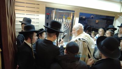 לְךָ נָאֶה לְשַׁבֵּחַ ◇ תיעוד מהדלקת הנר השני במעון קודשו של הגה"צ רבי אליעזר ברלנד שליט"א