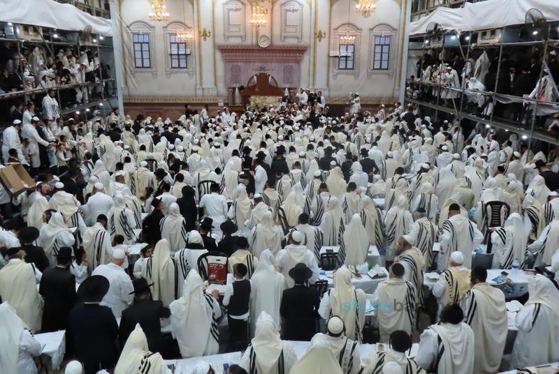 מַרְאֶה כֹּהֵן  • תיעוד ממוצאי יום הכיפורים במחיצת הגה"צ רבי אליעזר ברלנד שליט"א