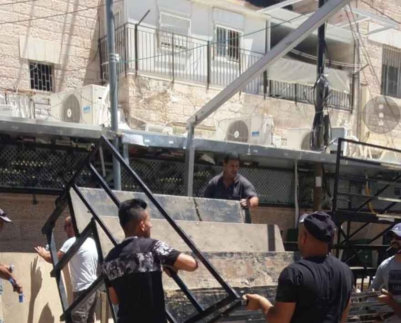 עובדי העירייה מפרקים את אוהל התפילה של הגה