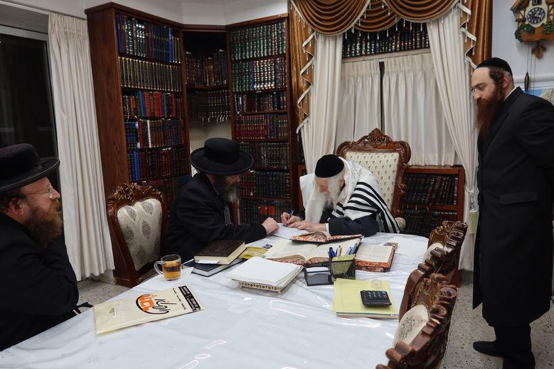 הפוסק הגאון רבי משה ברנדסדורפר שליט"א במעמד מכירת חמץ אצל הגה"צ רבי אליעזר ברלנד שליט"א 