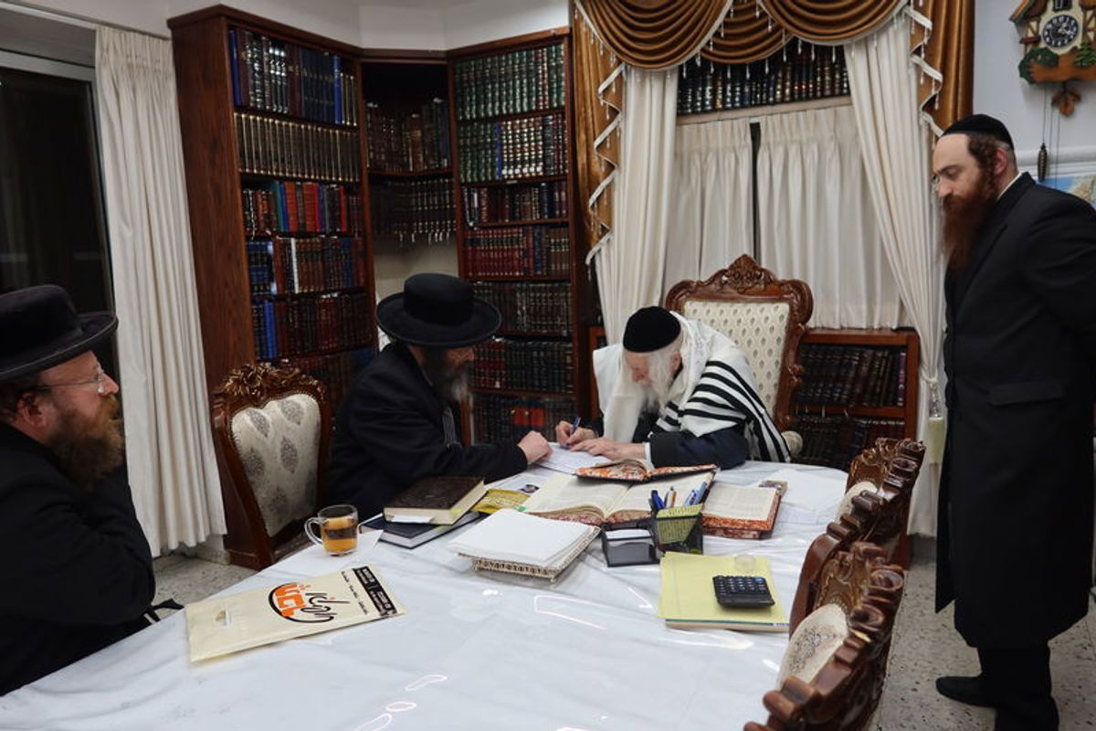 הפוסק הגאון רבי משה ברנדסדורפר שליט"א במעמד מכירת חמץ אצל הגה"צ רבי אליעזר ברלנד שליט"א 