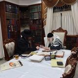 הפוסק הגאון רבי משה ברנדסדורפר שליט"א במעמד מכירת חמץ אצל הגה"צ רבי אליעזר ברלנד שליט"א 