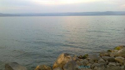 מותר לשתות מים מהברז בפסח? מה דעת רבינו נחמן מברסלב ומורינו הרב אליעזר ברלנד שליט"א?