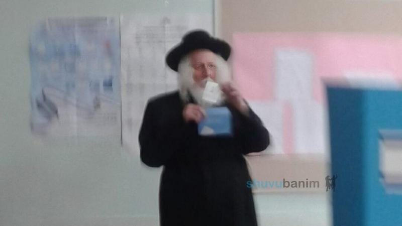 מי רואה אותו יוצא ואינו יוצא - הגה"צ רבי אליעזר ברלנד שליט"א הצביע ג'