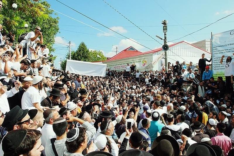 להאזנה: שיחה מיוחדת שהושמע ברמקולים לבאים לאומן ראש השנה תשע"ו מאת הגה"צ הרב