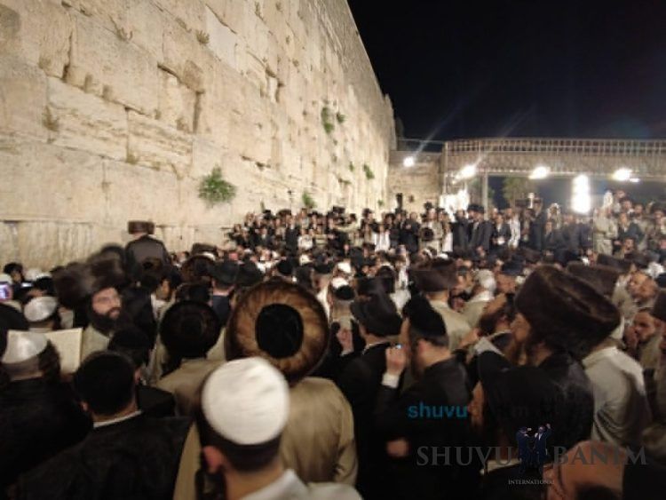GALLERY: Rabbi Eliezer Berland Shlit”a at the Kotel with Thousands of Chasidim for Aliyah LaRegel