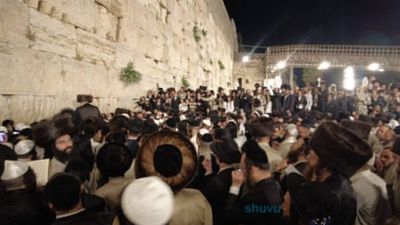 GALLERY: Rabbi Eliezer Berland Shlit”a at the Kotel with Thousands of Chasidim for Aliyah LaRegel