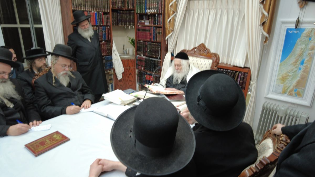 A Shiur for the Avreichim of the Shuvu Banim Halachah Kollel, in the Home of Rabbi Eliezer Berland shlit"a