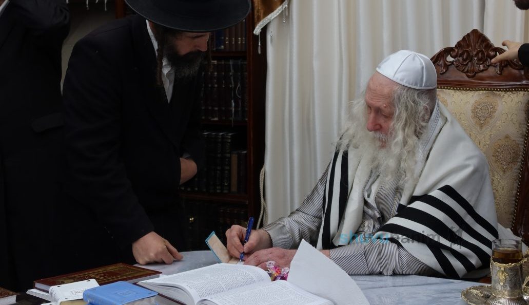 תִּכּוֹן בֵּית תְּפִלָּתִי • גבאי ופעילי בית המדרש בקבלת מעות חנוכה בקודש פנימה